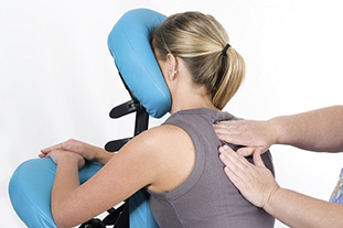 Tratamento de Quick Massage oferecido pela Lenitiva -  - A Lenitiva tem como objetivo promover bem estar e saúde através da prestação de serviços de massagens para empresas e eventos, de forma avulsa ou contratos, se adaptando conforme necessidades exigidas da contratante.